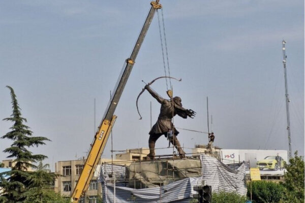 نصب مجسمه ۱۵ متری آرش کمانگیر در میدان ونک