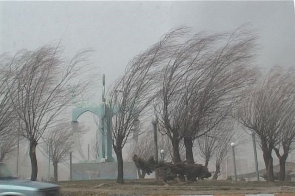 تندباد مناطقی از اصفهان را در می‌نوردد