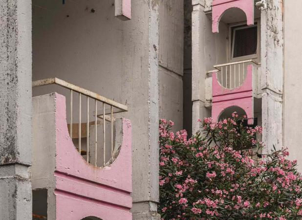 جزئیات صورتی در نمای این خوابگاه جلب توجه می‌کند