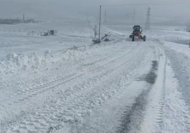 نمک پاشی و برفروبی محورهای اصلی و روستایی دهگلان