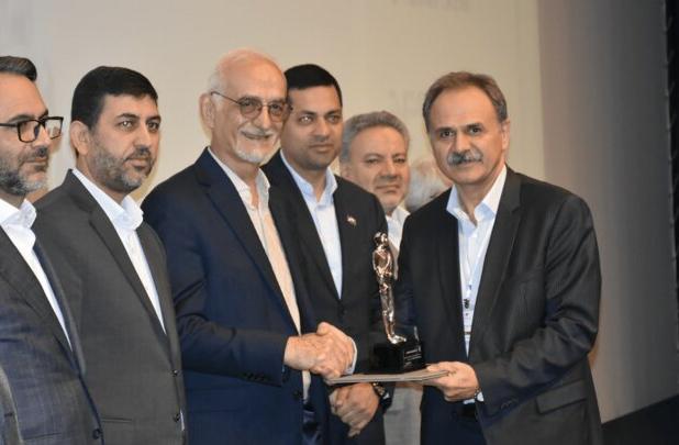 استاد دانشگاه شیراز، مدرس برگزیده صنعت فولاد کشور شد