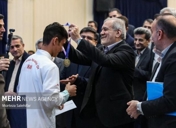 دانش‌آموز قهرمان جهان مدالش را وقف مدرسه‌سازی کرد