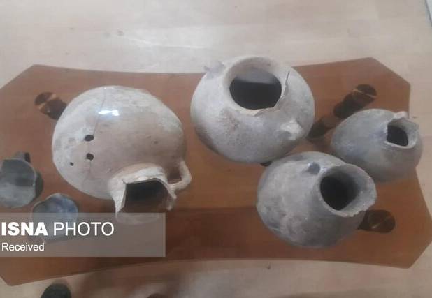 کشف ۴ کوزه سفالی در تپه انذر طارم