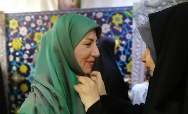 دخترانی که کنار ضریح امام رضا (ع) روسری سر می‌کنند