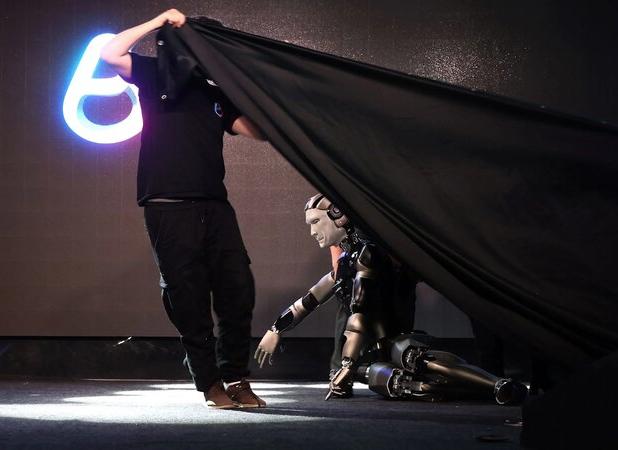 ربات انسان‌نمای روسی در نخستین نمایش از کار افتاد