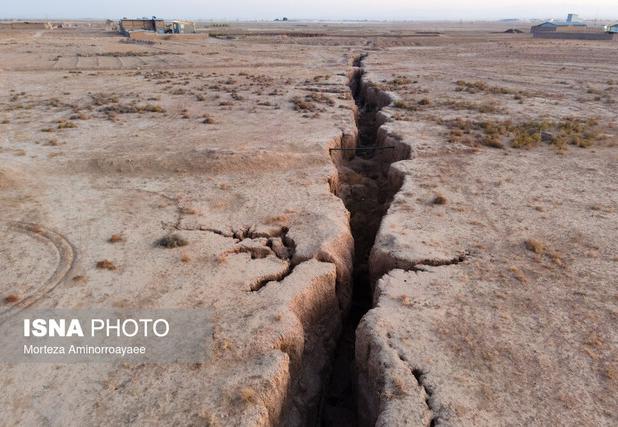 فرماندار: فرونشست زمین در خلیل‌آباد یک فرا بحران است