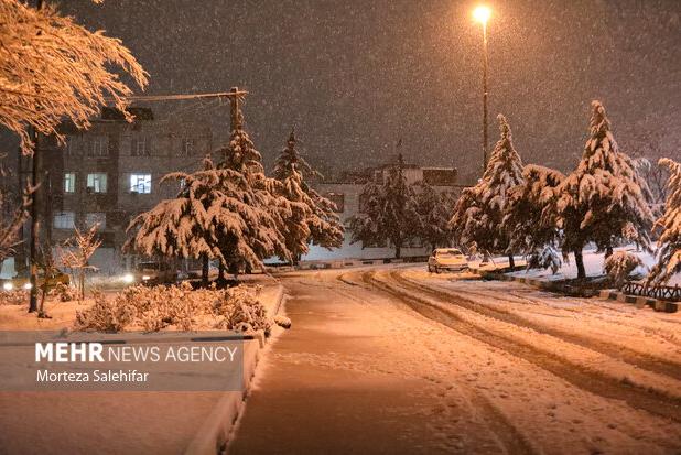 عملیات برف‌روبی در محور مواصلاتی کوزران به کرمانشاه