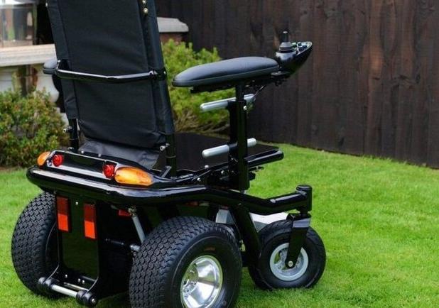 تبدیل ویلچرهای دستی به برقی با کمترین هزینه در استان مرکزی