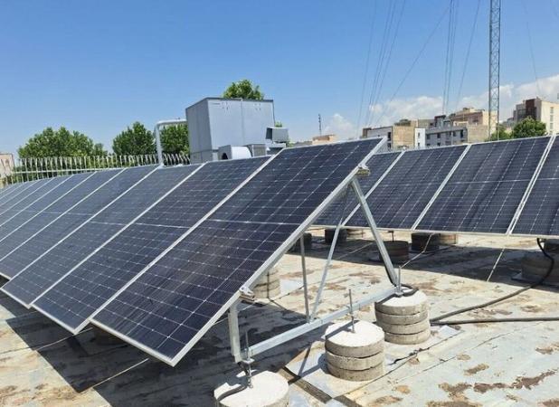 راه‌اندازی ۷۵ پنل خورشیدی برای مددجویان کمیته امداد بردسکن
