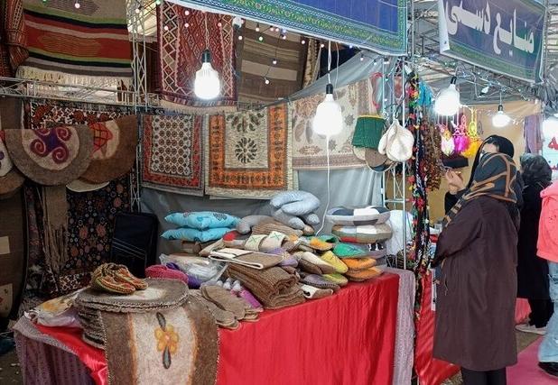 نمایشگاه سوغات هشتگرد تا شب یلدا برپا است
