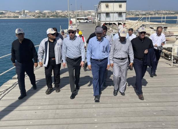 استاندار بوشهر از پایانه نفتی و اسکله خارگ بازدید کرد