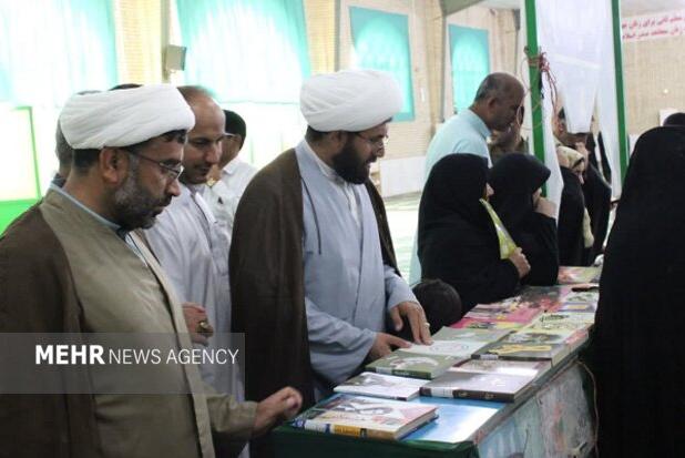 برپایی نمایشگاه کتاب در محل نماز جمعه دلگان