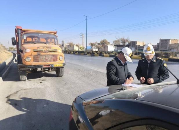 آشوری: یک دستگاه کامیون با ۳۰۶ میلیون ریال خلافی در محور اراک توقیف شد