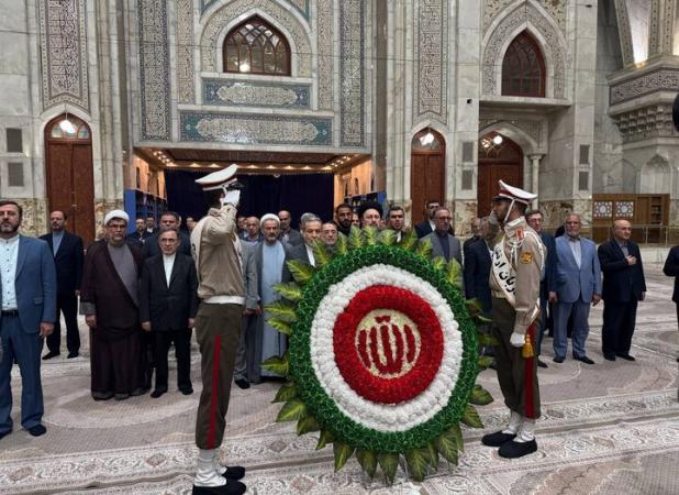 تجدید بیعت عراقچی و کارکنان وزارت خارجه با  آرمان‌های امام راحل