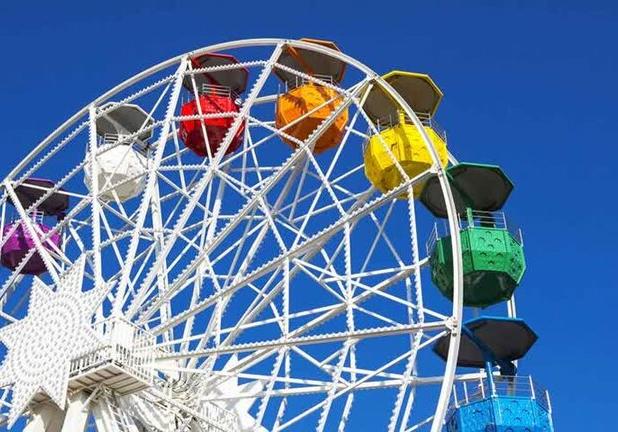 نجات دانش آموزان گرفتار شده در یکی از وسایل شهربازی اهواز