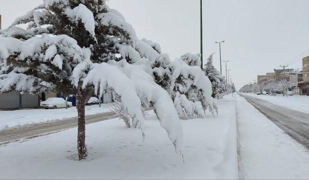 محورهای جنوب آذربایجان غربی درگیر بارش برف