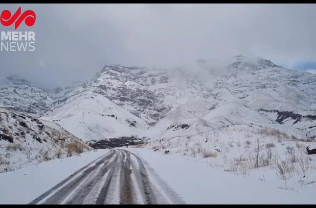 پاک‌سازی محورهای روستایی طالقان پس از بارش برف؛ محورهای اصلی باز است