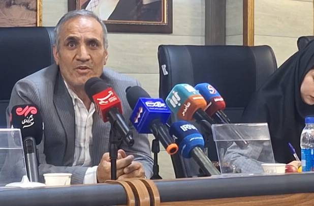 دود اطراف پرند مربوط به آتش سوزی در نیزارهای خشک است