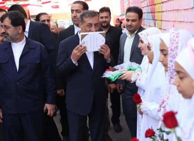 نواخته شدن زنگ اول مهر در قم توسط معاون اجرایی رئیس‌جمهور