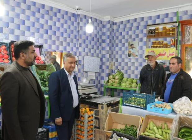 بازدید میدانی فرماندار طالقان از بازار میوه پیش از شب یلدا