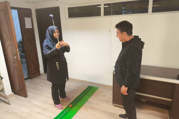 سرمربی تیم ملی فوتبال در حال یادگرفتن گلف + فیلم