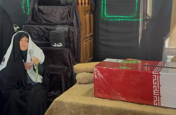 دلتنگی‌های مادرانه در کنار پیکر شهید گمنام