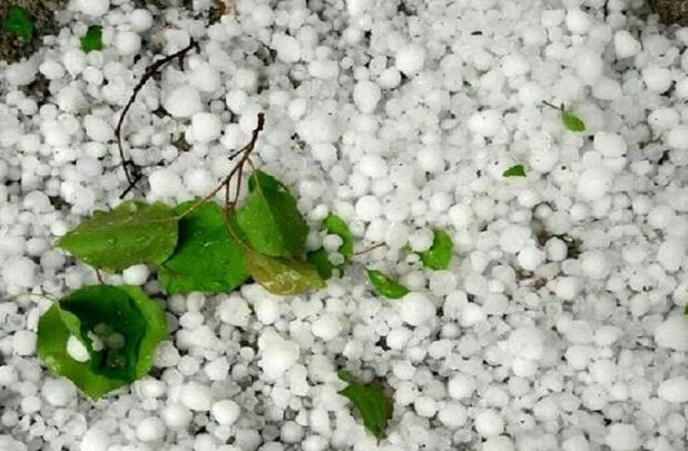 تگرگ شدید در روستای سرزه شمیل هرمزگان