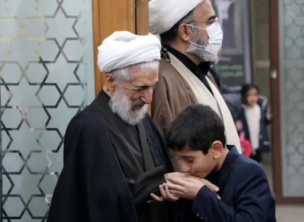 بوسیدن دست کاظم صدیقی در مراسم یادبود پسرش