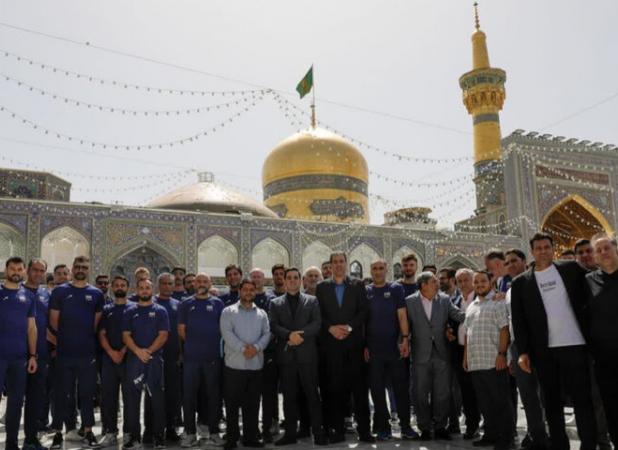 تشرف سروقامتان والیبالیست ایران به حرم مطهر امام رضا(ع)