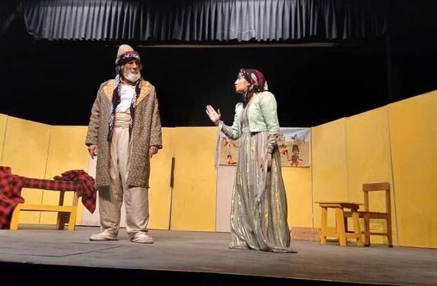 استقبال مسئولان از اجرای نمایش «تاسانن» در جشنواره تئاتر کُردی سقز