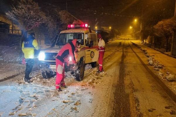نجات جان مادر باردار در برف وکولاک شهرستان مارگون