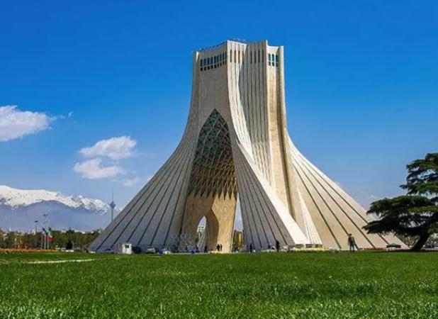 برج آزادی تهران به شکل مشت مردم ایران درآمد