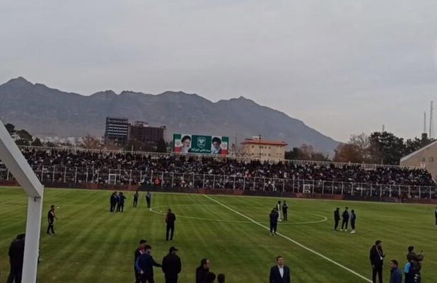 گرم کردن بازیکنان استقلال پیش از بازی با خیبر