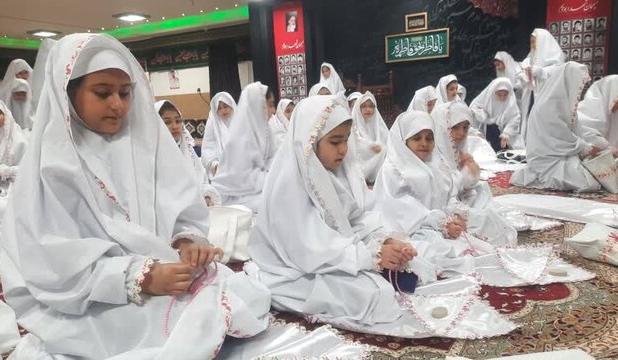 هدیه متفاوت دانش آموزان آملی درجشن عبادت/ تامین یک خشت از کاشی صحن عقیله بنی هاشم(س)