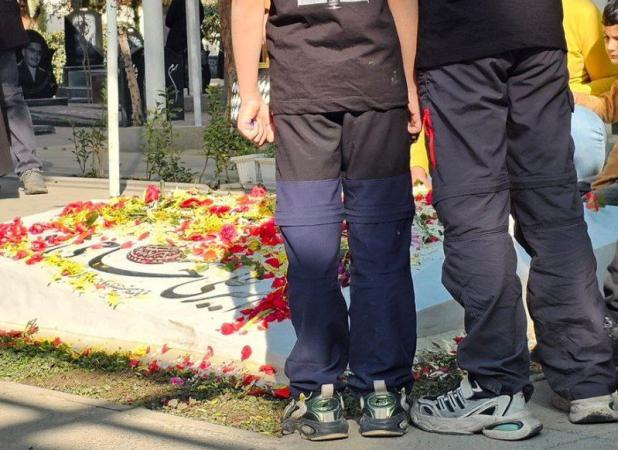 عکس تیشرت دو پسر بر مزار سردار حاجی‌زاده جلب توجه کرد