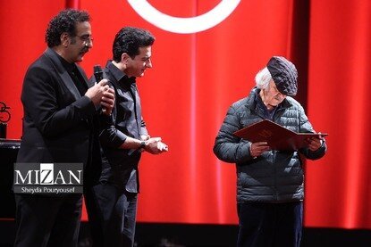 برخورد جالب استاد شفیعی کدکنی و شجریان در یک مراسم