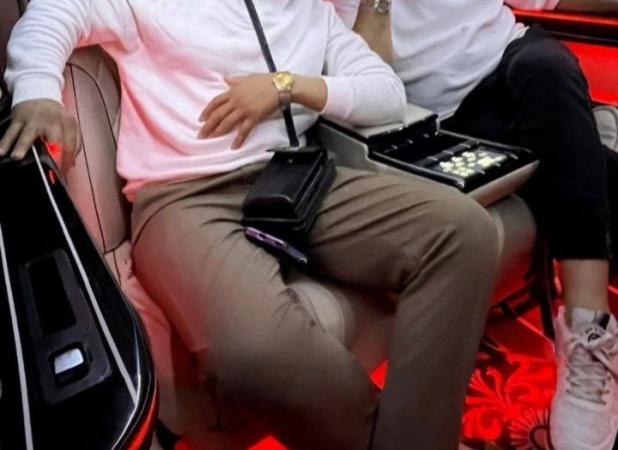 عکسی از شهربانو منصوریان و شوهرش در یک ماشین لوکس