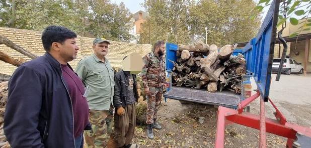 توقیف دو دستگاه نیسان حامل چوب‌ آلات جنگلی غیر مجاز در شهرستان مینودشت