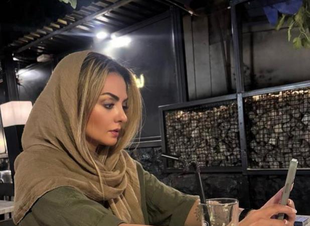 ژست و استایل جذاب بیتا سحرخیز در کافه‌ای دنج و لاکچری
