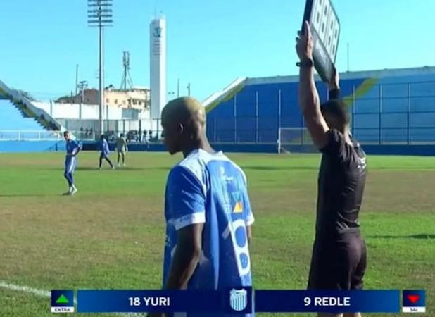 فوتبالیست زندانی با پابند الکترونیکی وارد زمین شد