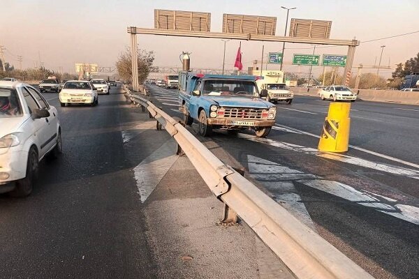 تعمیر فوری گاردریل‌های آسیب‌دیده در بزرگراه آزادگان