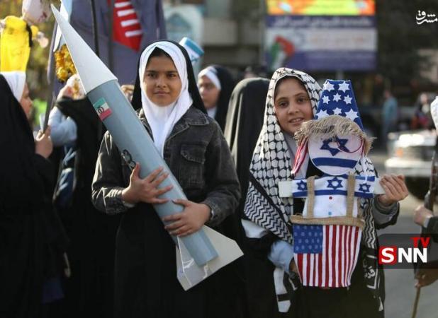 تصاویر دختران دهه نودی‌ در راهپیمایی ۱۳ آبان