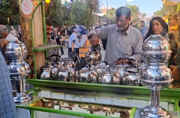 غرفه سنتی چای ذغالی سنقر کلیایی پذیرای میهمانان جشن امت احمد(ص)