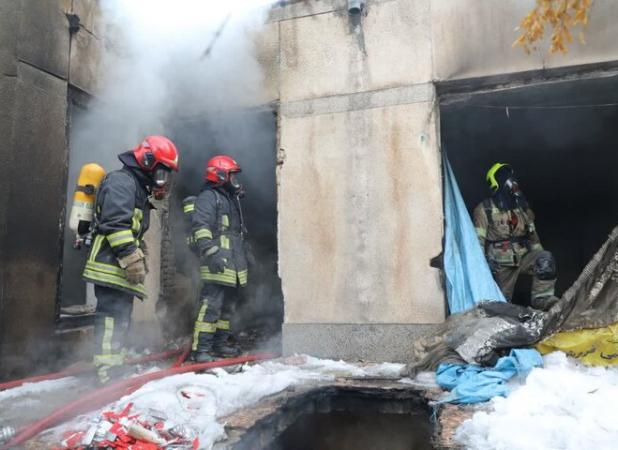 نجات جان ۲ شهروند از حریق منزل متروکه در خیابان توحید مشهد