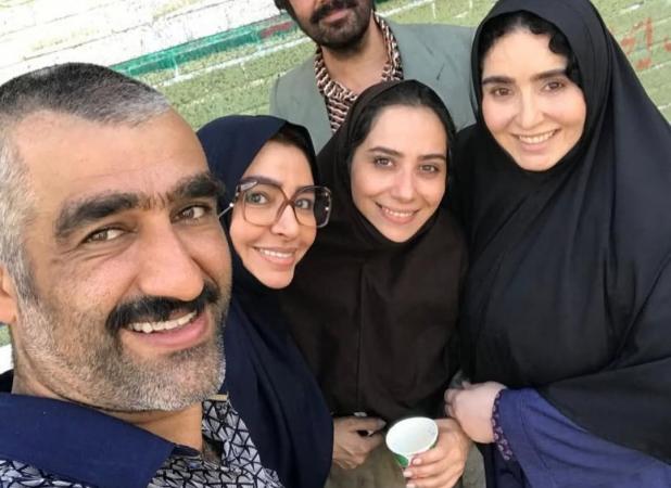 تیپ دهه شصتی مه‌لقا باقری و ژاله صامتی در کنار عطاران