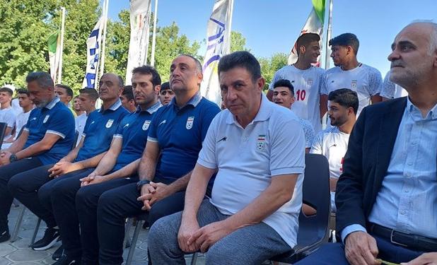 بدرقه نوجوانان ایران با حضور سرمربی تیم ملی/ قلعه نویی: مطمئنم دست پر باز می‌گردید