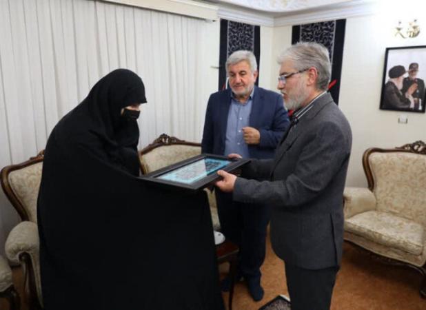 وزیر علوم با خانواده سردار شهید سلامی دیدار کرد