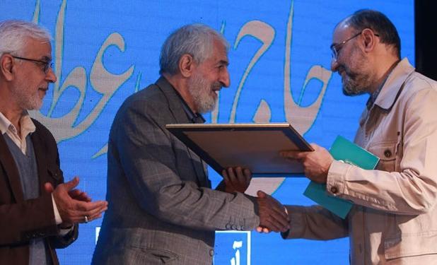 هدیه رهبر انقلاب به ناشری با بیش از ۸۰۰ عنوان کتاب