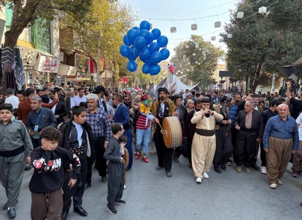 کارناوال رنگ و موسیقی در مریوان؛ آغاز باشکوه جشنواره تئاتر خیابانی