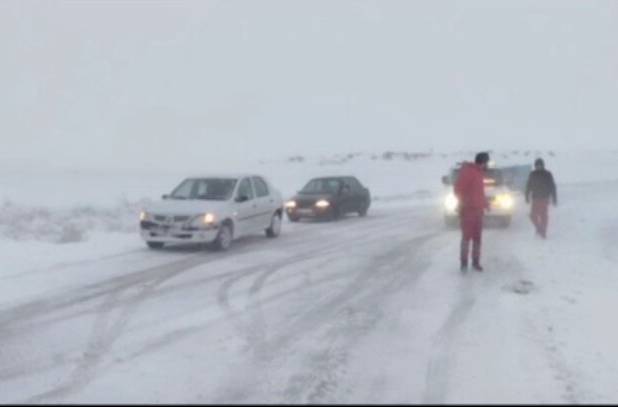 امدادرسانی به ۱۱۴ مسافر گرفتار در برف و کولاک محور تکاب–شاهین‌دژ
